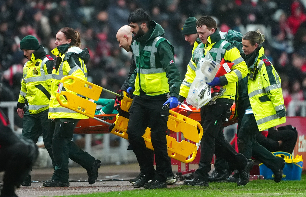 史洛特上前了解愛將傷勢。美聯社 史洛特上前了解愛將傷勢。美聯社