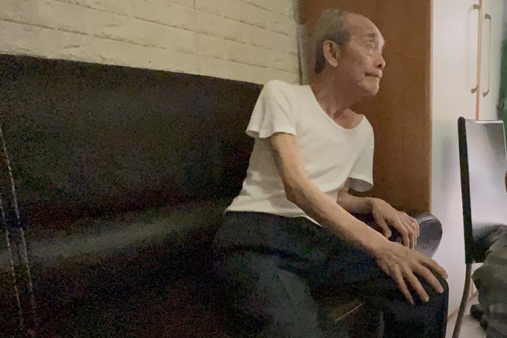 同住的九旬老父痛失儿子，坐在客厅愁眉不展。