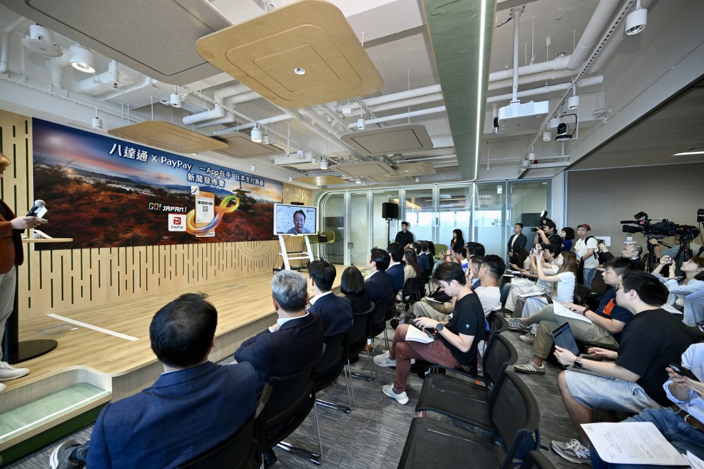 八達通卡有限公司今日宣布，所有八達通銀包Plus及Pro用戶，可於日本附有PayPay商標的線下商戶，透過八達通銀包及手機八達通以港元支付，手續費全免。