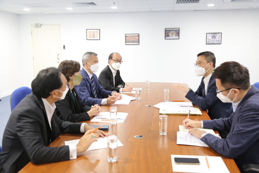 旅議會代表和姚柏良與文體旅遊局局長楊潤雄會面。