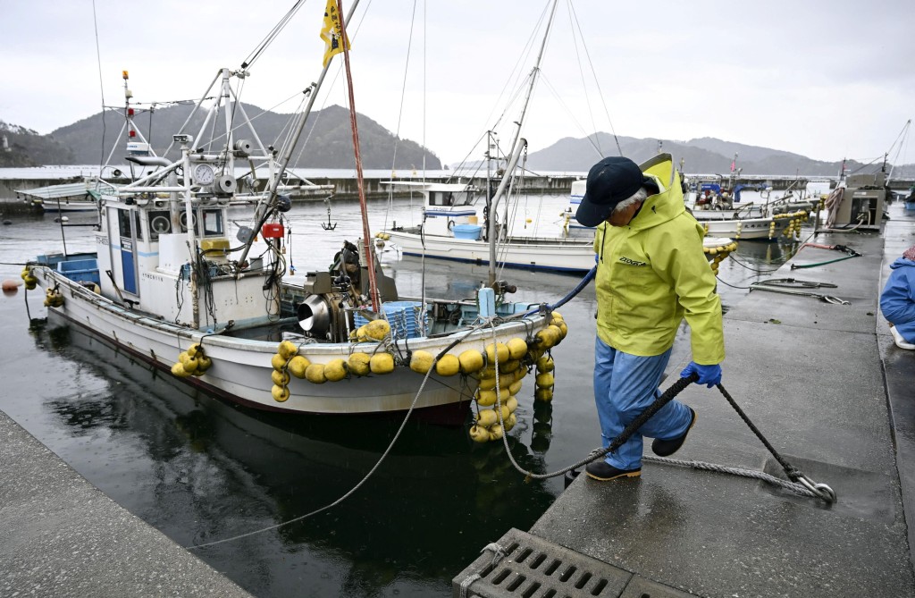 岩手縣大船渡市漁民檢視船隻。路透社