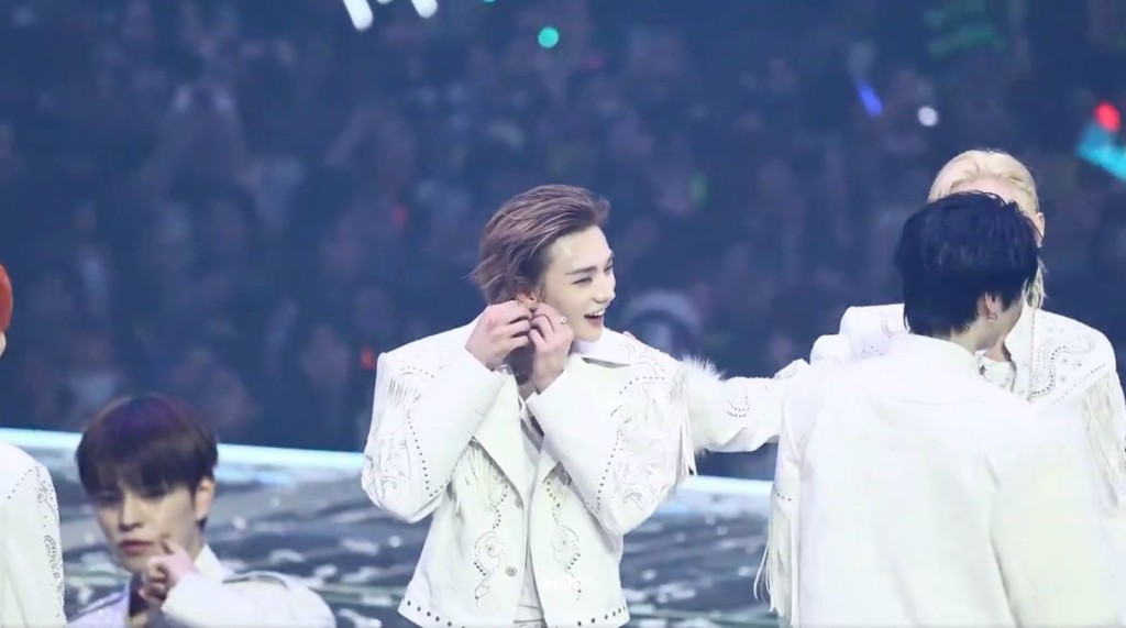 鉉辰在台上即戴回其價值41.4萬港元的耳環。