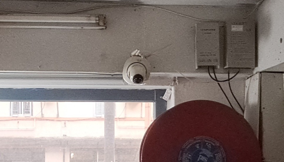 门外CCTV被移位。