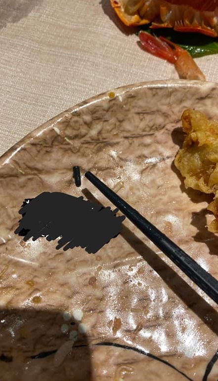 有網民上載相片證明自己也曾咬斷筷子。網上截圖