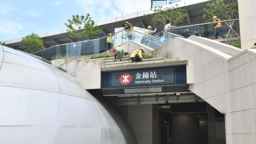 港島衝鋒隊人員在港鐵金鐘站外進行巡邏期間,發現一名男子形跡可疑。資料圖片