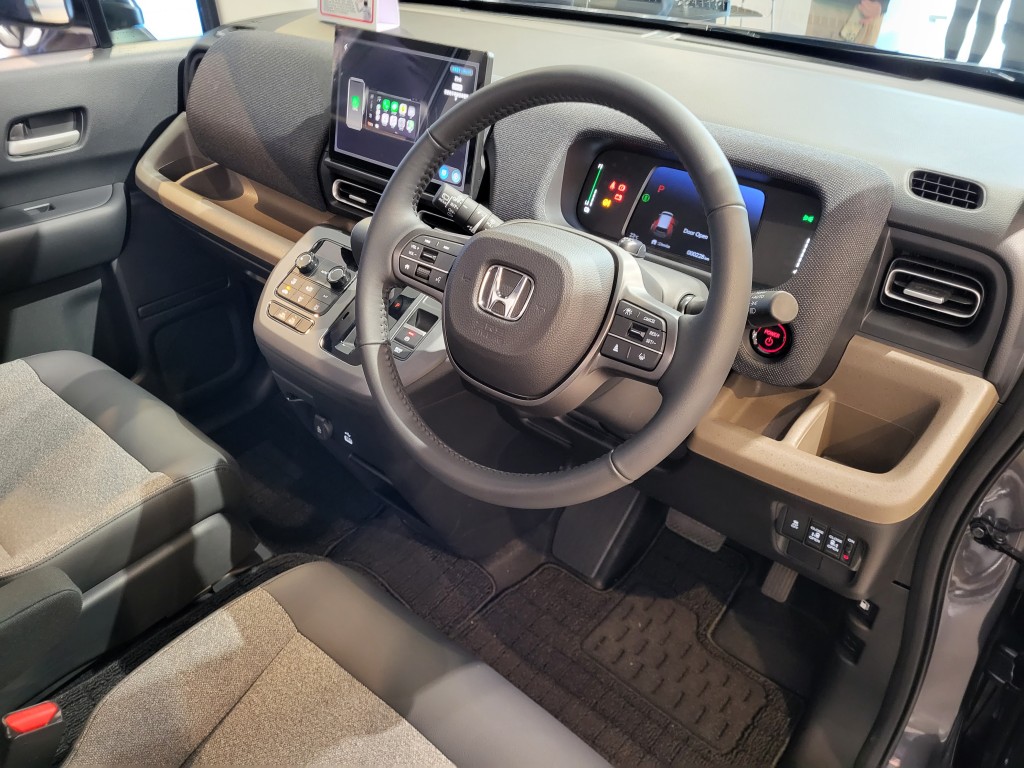 全新本田Honda Freed e:HEV表板格局跟同厂Jazz相似。