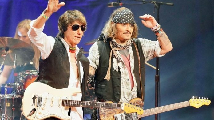 尊尼（右）與Jeff Beck正舉行歐洲巡唱，25日在巴黎舉行尾場。