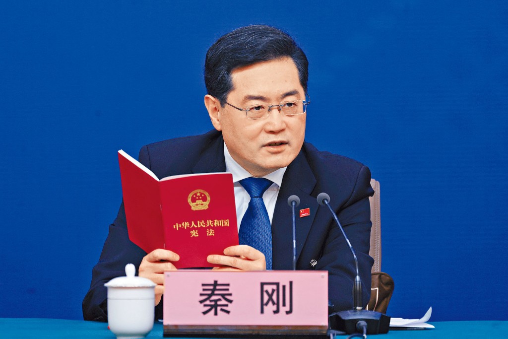 談到台灣問題時，外交部長秦剛拿起一本《中華人民共和國憲法》。