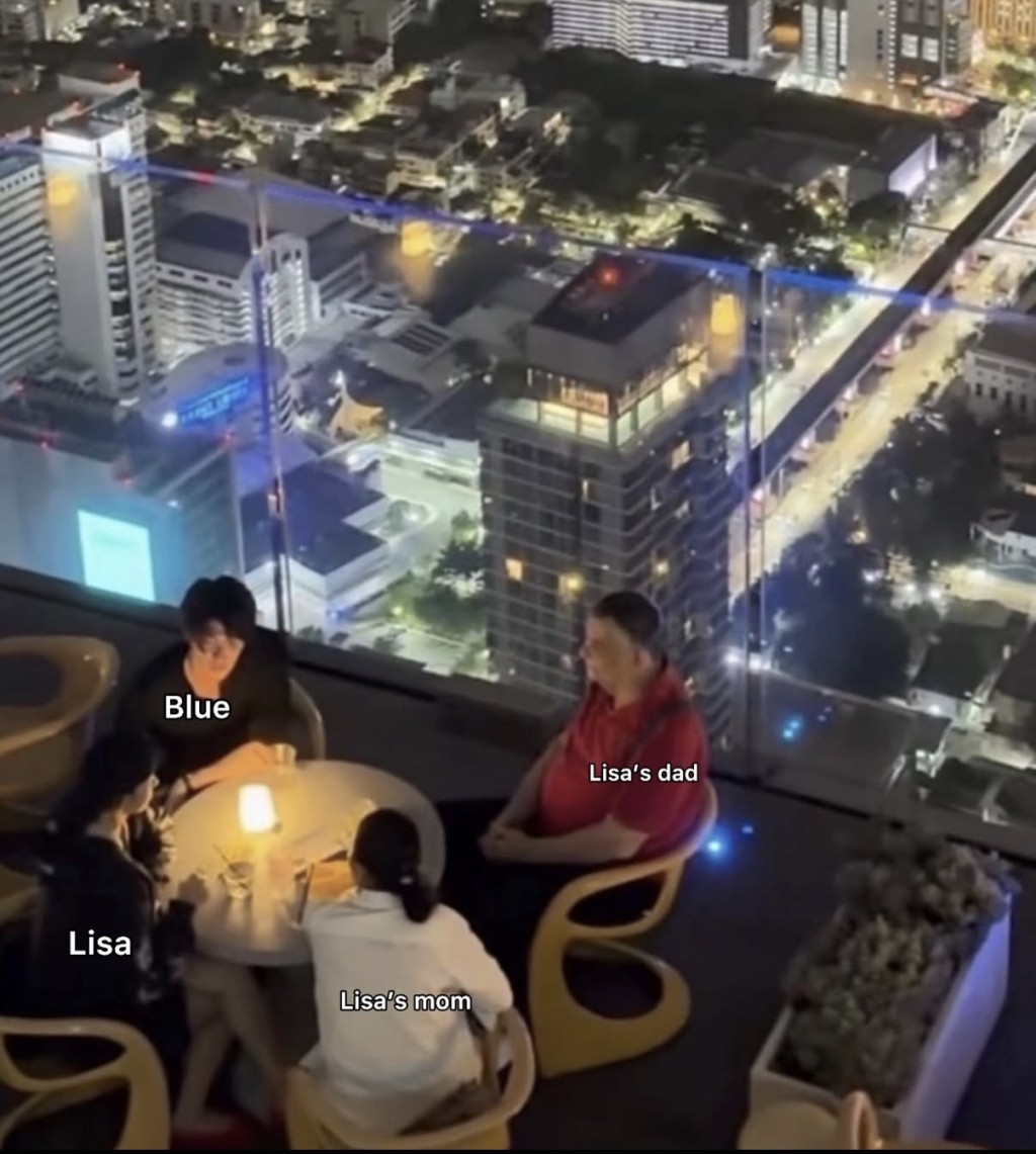 Blue亦曾被拍到在泰國見Lisa家長。