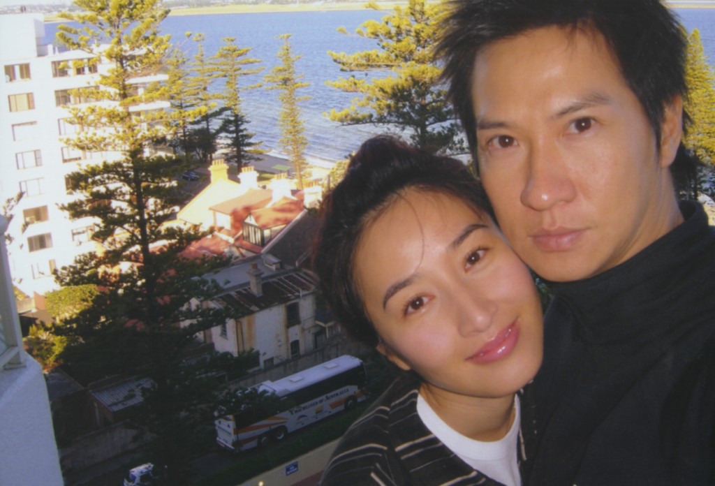 关咏荷与张家辉早在1992年于亚视认识，拍《龙在江湖》张家辉对关咏荷一见锺情，苦追女方半年。