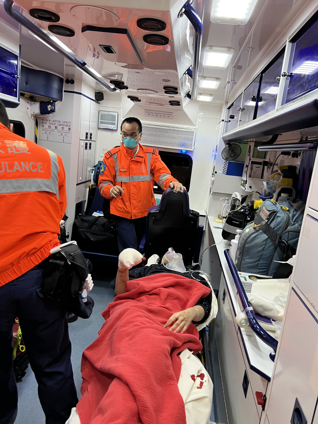 遇袭的姓黄男子由救护车送院治理。资料图片