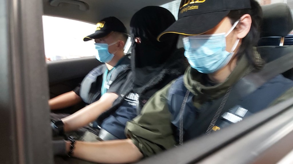 行動中,警方拘捕3名男女。 行動中,警方拘捕3名男女。