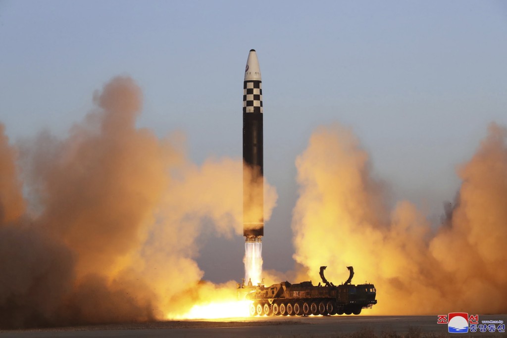 北韩发射「火星炮－１７」型洲际弹道导弹。AP/朝中社