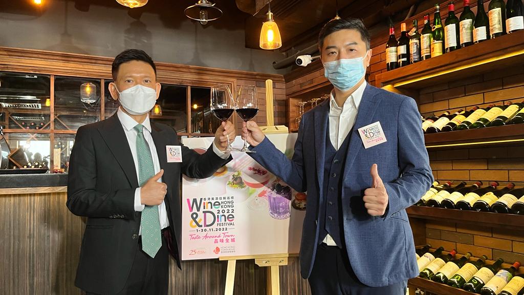 Wine ＆ Dine 11月舉行。圖為香港酒吧業協會主席錢雋永（右）、「Chill住食」項目合作負責人蘇康伯（左）。（李健威攝）