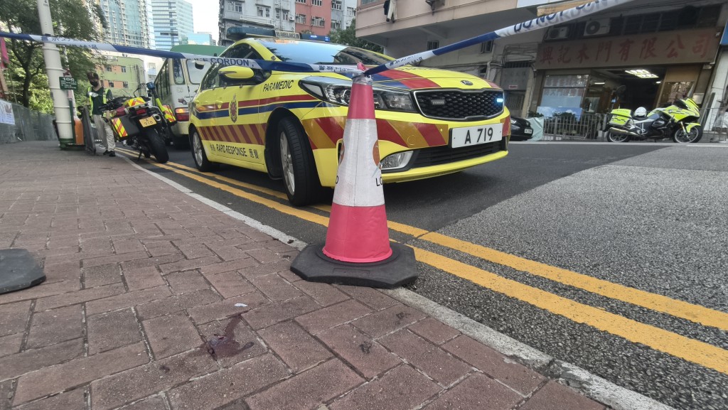 現場遺下一灘血迹。 現場遺下一灘血迹。