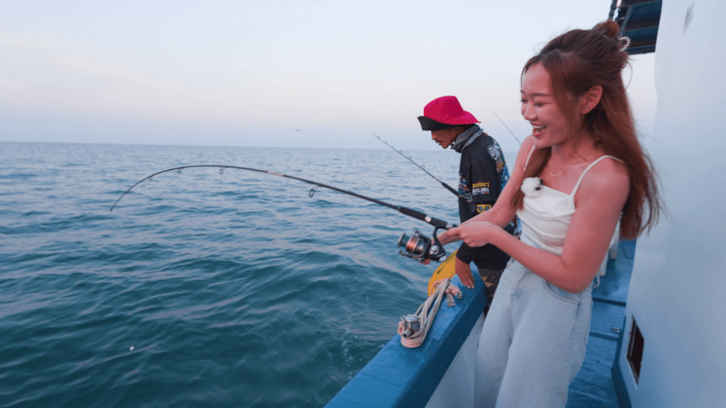 叶靖仪及蔡景行体验渔民简朴生活。