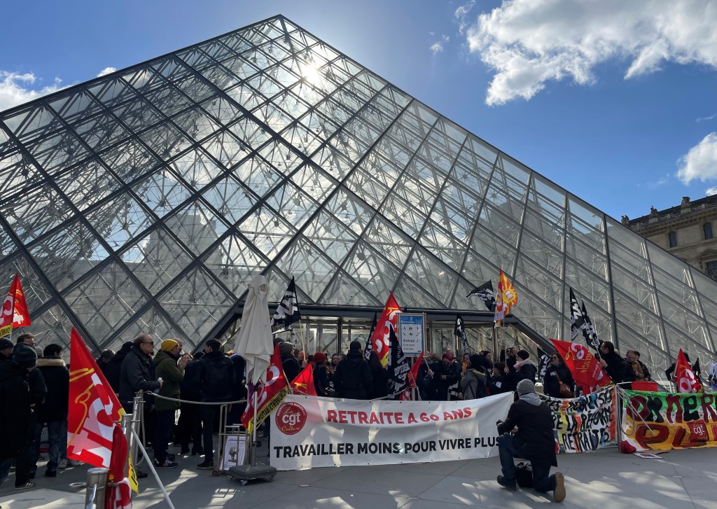 罗浮宫周一因为有大批示威者堵塞入口，要全日关闭。 REUTERS