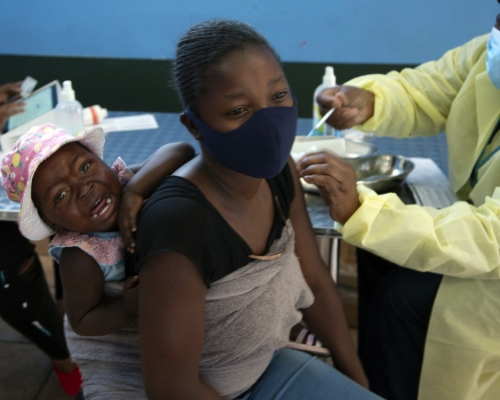 南非發現新變種病毒，民眾加緊接種疫苗。AP圖片