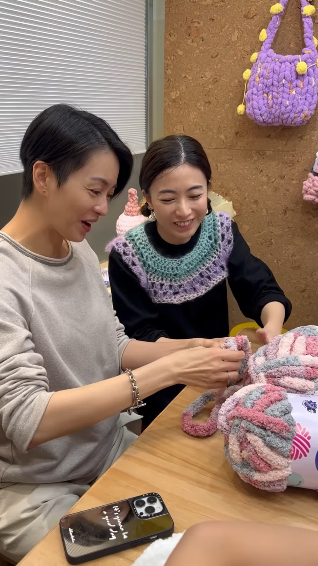 昨日（25日）梁詠琪在IG貼出與女兒到甘比（Kimbee）的鈎織店，學鈎織小地毯。