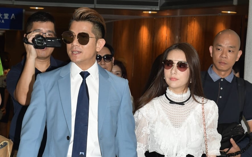 城城拖老婆風騷到場。