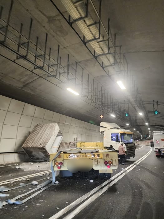 拖頭自炒,車上預製組件墮地。網上圖片 拖頭自炒,車上預製組件墮地。網上圖片
