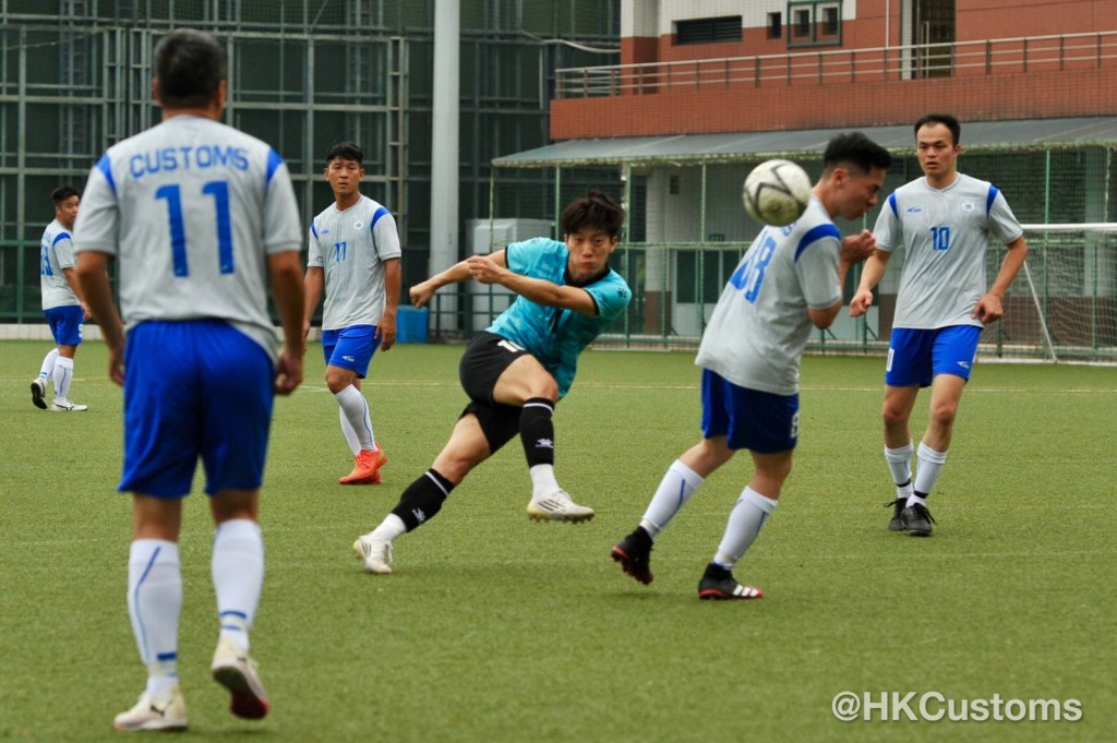 香港海關足球隊於昨日(10月31日)受邀到澳門參加足球友誼賽。香港海關fb圖片 香港海關足球隊於昨日(10月31日)受邀到澳門參加足球友誼賽。香港海關fb圖片