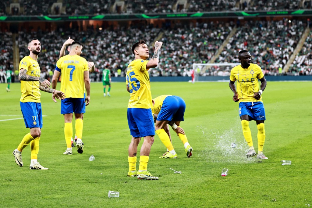 艾納斯球員慶祝入球時，被吉達艾阿里球迷扔雜物。Reuters
