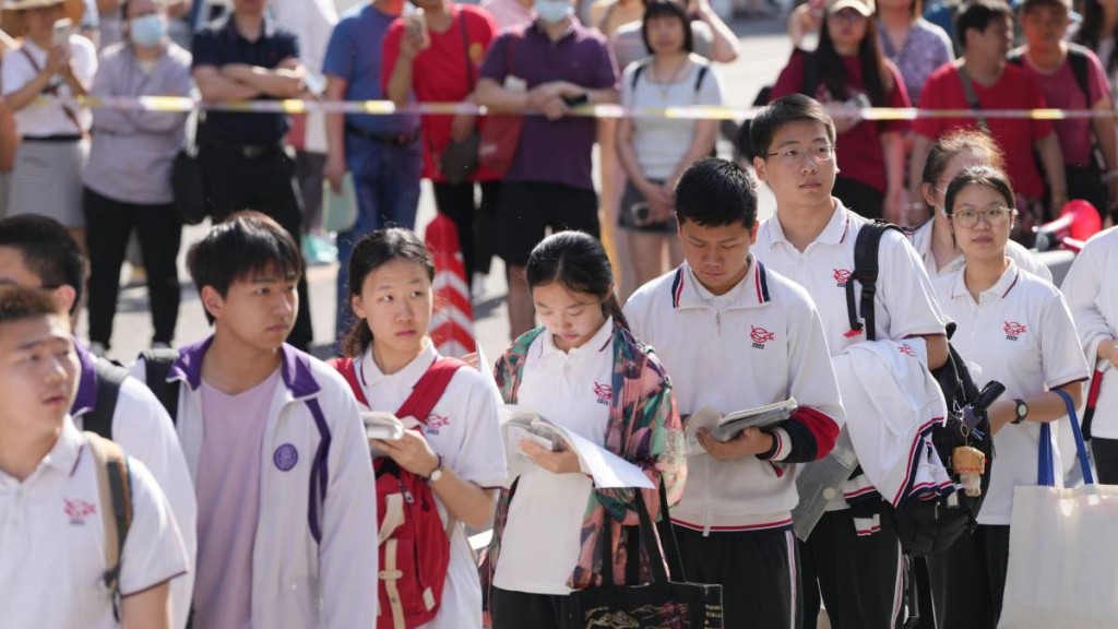 今年全國高考報名人數較2024年的1342萬減少7萬，是8年來首次下滑。新華社