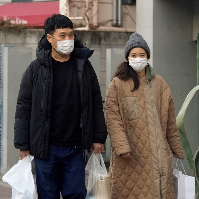 蒼井優與山里亮太被拍到外出購物,男方冇戴眼鏡判若兩人。