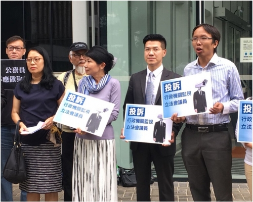 市民在多名泛民議員陪同下向立法會公共申訴辦事處作出申訴。