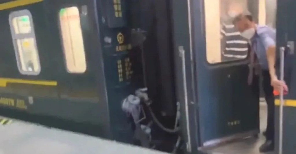 乘务员在列车开动后才收起脚踏板然后关上车厢门。网图
