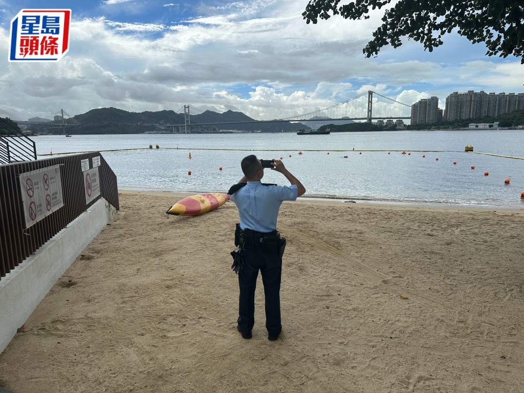 警员在泳滩调查。梁国峰摄