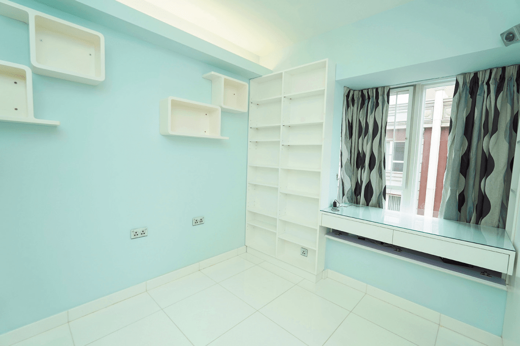 另一房以淺藍色為主調，營造舒適睡眠空間。