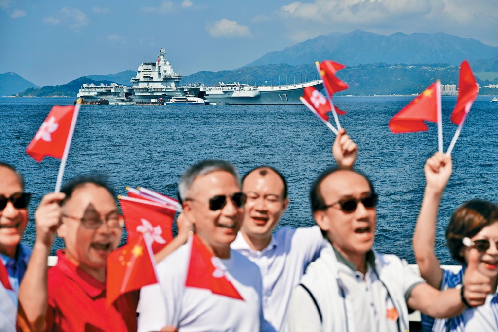 香港旅遊業議會舉辦遊船河活動，慶祝回歸28周年兼遠眺山東艦航母編隊。