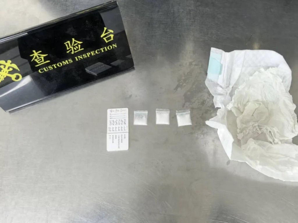 罗湖海关关员在男子的尿片内搜出“K粉”  。海关发布