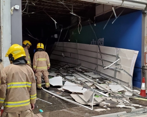 一幅約15乘5米的假天花塌下。楊偉亨攝