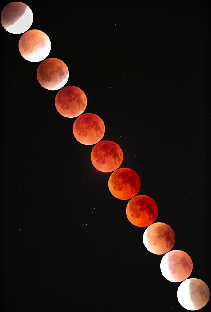 2025年9月7日夜晚至8日凌晨,在北京丰台拍摄的“红月亮”(多张叠加)。新华社 2025年9月7日夜晚至8日凌晨,在北京丰台拍摄的“红月亮”(多张叠加)。新华社