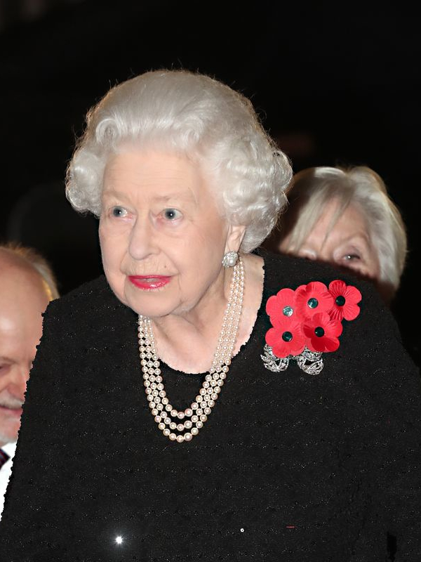 英女皇生前喜歡以三環珍珠項鏈配襯衣裝。