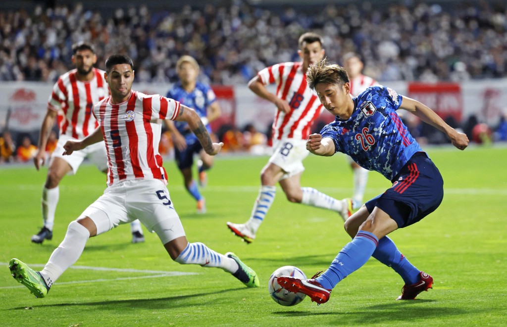 伊藤洋辉（右）首次被召入日本国家队，即获正选出战巴拉圭。AP