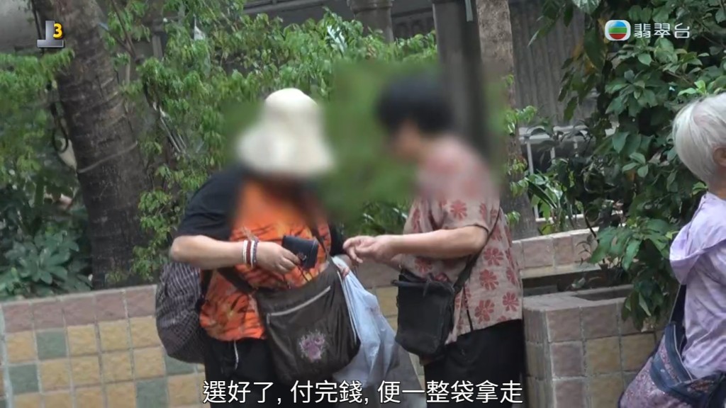 戴帽女士在白色大胶袋内挑选物件，付款后离开。