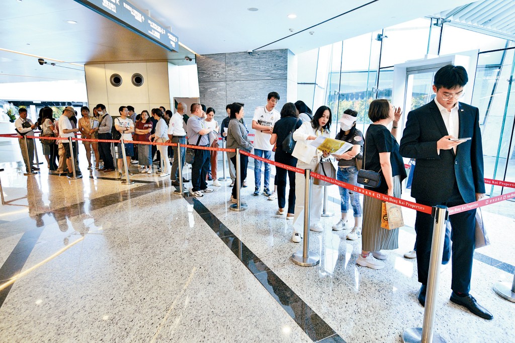 天璽.天位於九龍站展銷廳昨日仍大排長龍。