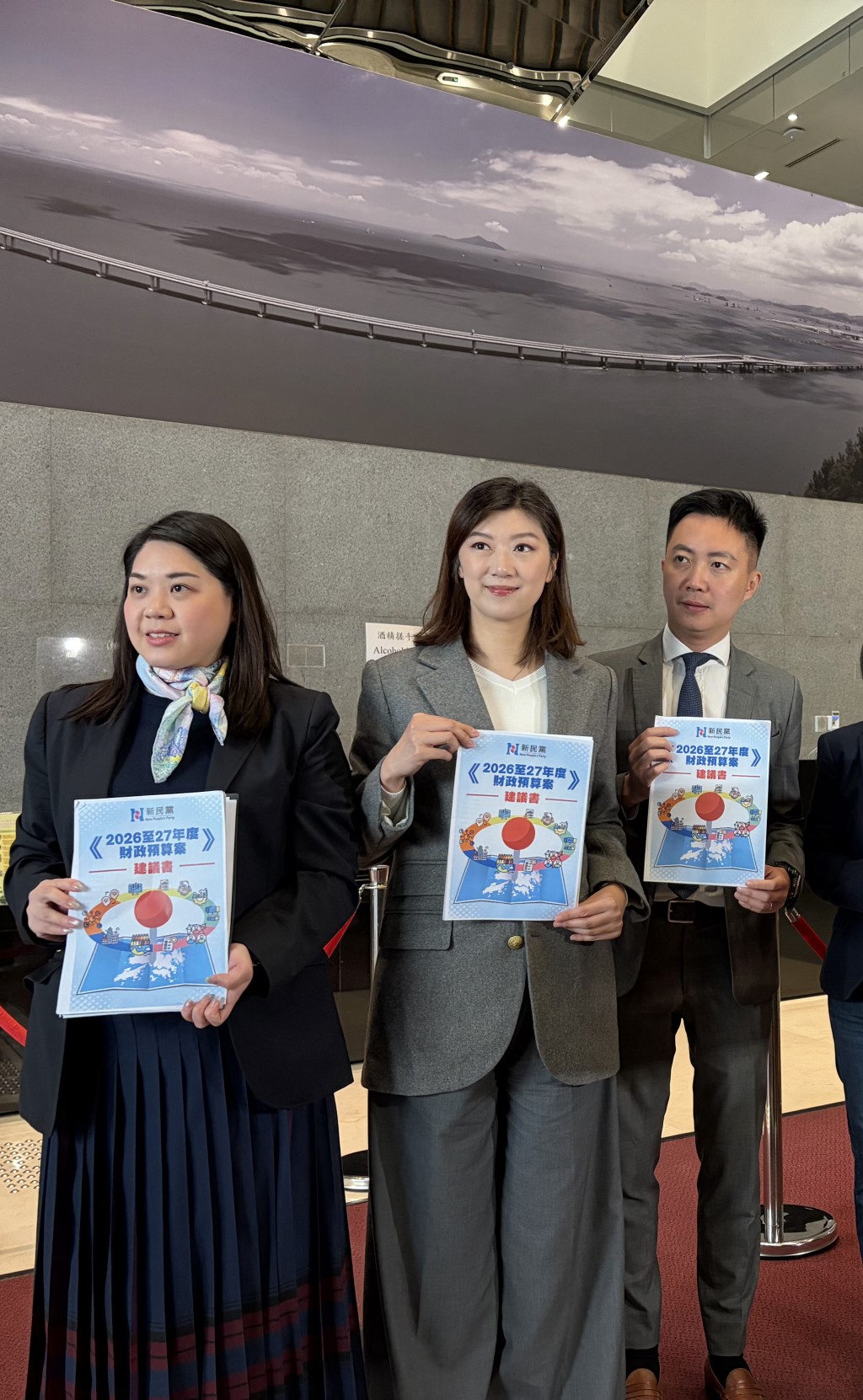 新民黨前立法會議員容海恩（中）亦有到場。