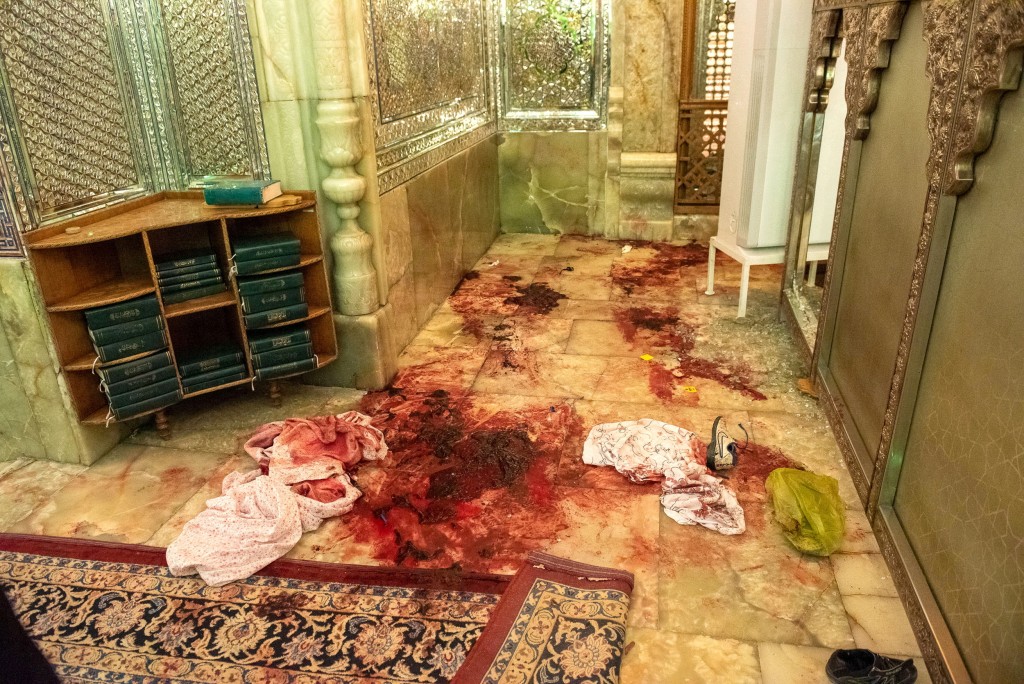 清真寺地上满是血迹，到处受到枪击损坏。路透
