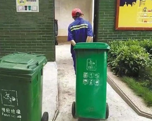 黃微近日向法院起訴其上司及工作地點。網圖