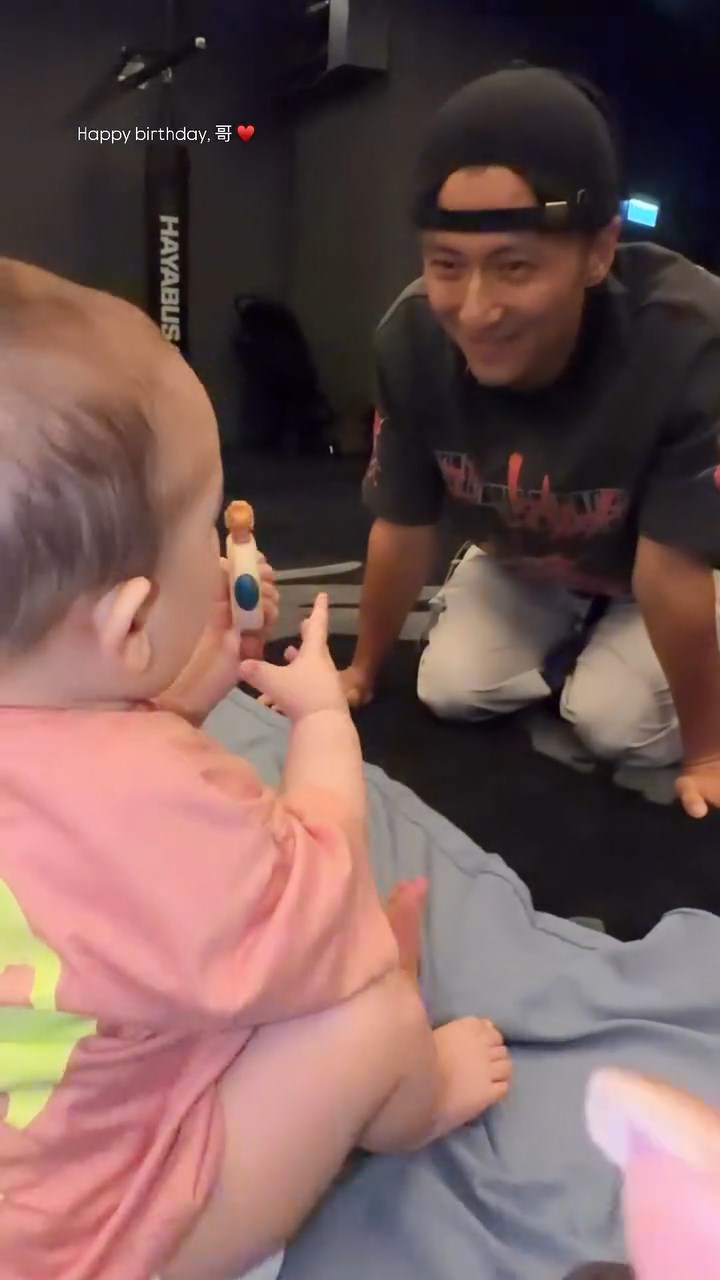 舅父謝霆鋒面對1歲大的外甥仔 Brooklyn Milne 一臉寵溺。 舅父謝霆鋒面對1歲大的外甥仔 Brooklyn Milne 一臉寵溺。