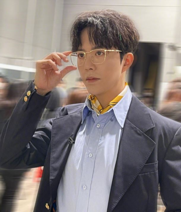 因嫖妓而被拘留。