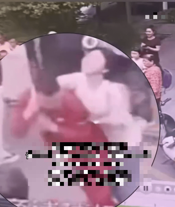 少女被男途人施以柔道技重摔。
