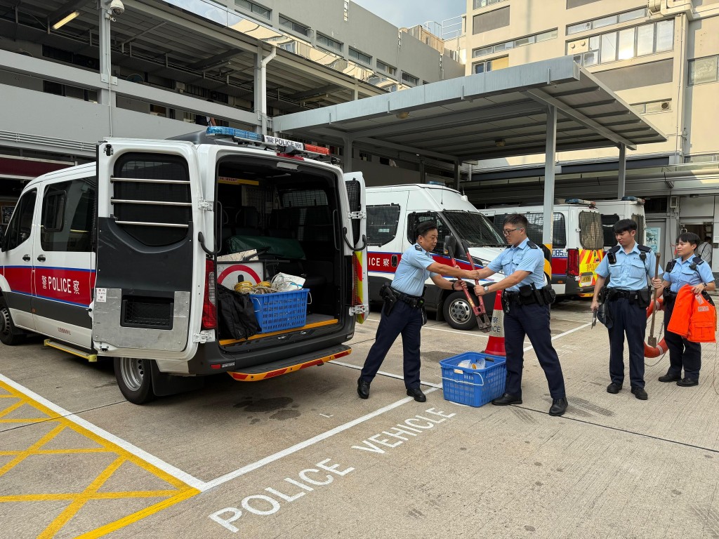 前線警務人員今日與政府各部門走訪低窪地區及村落,進行防風宣傳,協助有需要人士做好防風措施。香港警察fb圖片 前線警務人員今日與政府各部門走訪低窪地區及村落,進行防風宣傳,協助有需要人士做好防風措施。香港警察fb圖片