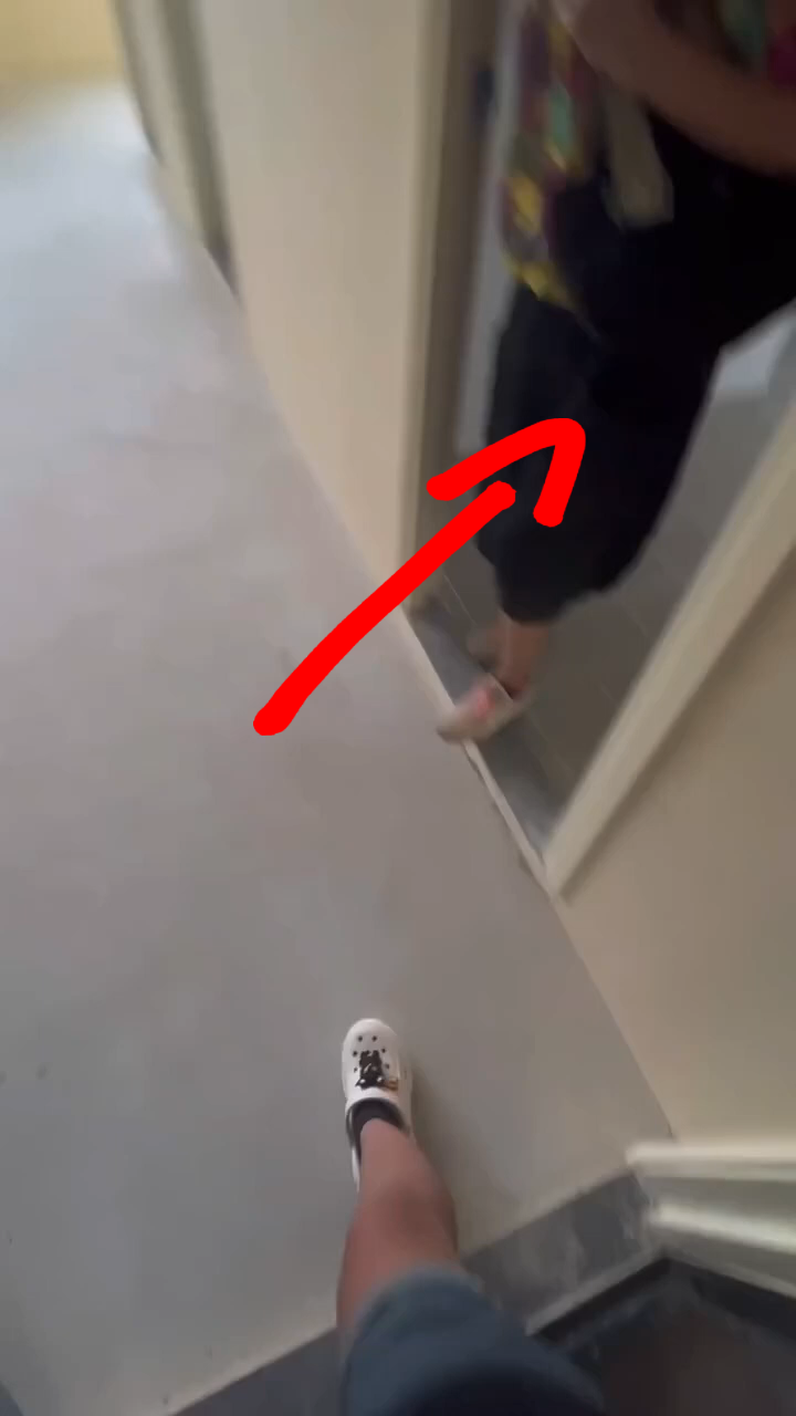 事主同時分享其睇樓時的自拍片，她步入單位內，先拍左面（箭咀）的廚房。
