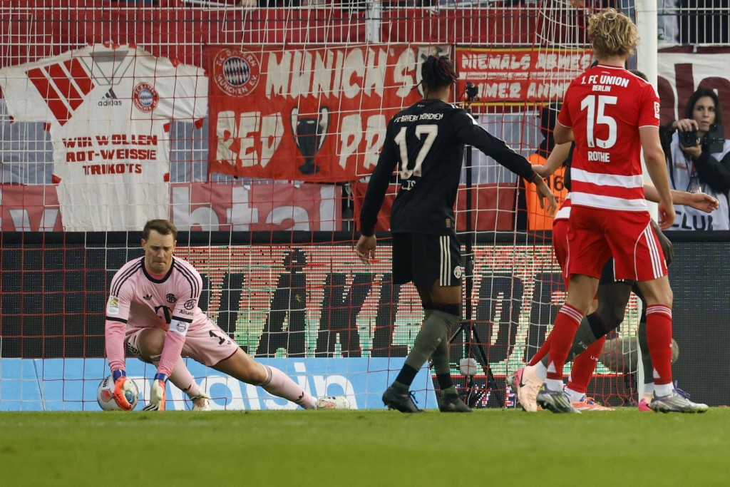 紐亞「牛油手」，皮球漏入網。法新社